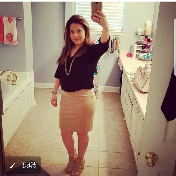 Meet your posher, Ana - Picture 1 of 2